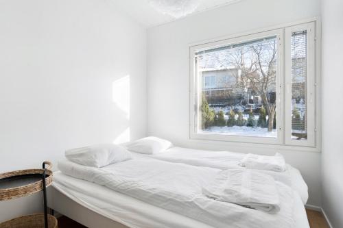 Postel nebo postele na pokoji v ubytování Cozy duplex at Heikinlaakso