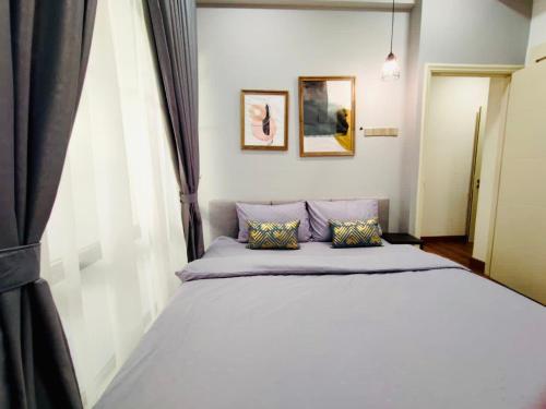 1 dormitorio con 1 cama grande y ventana en Arte Mont Kiara by Autumn Suites Premium Stay en Kuala Lumpur