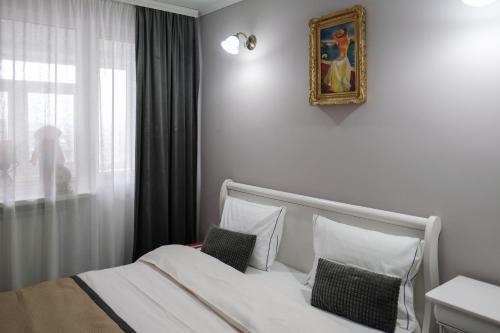 een hotelkamer met een bed en een raam bij Aki City Center Apartment in Constanţa