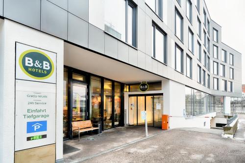 阿倫的住宿－B&B Hotel Aalen，前面有一块建筑标志的建筑