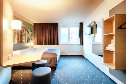 Postel nebo postele na pokoji v ubytování B&B Hotel Aachen-City
