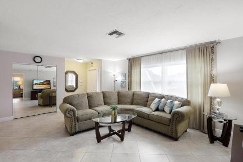 Centrally located pet-friendly home with spa and poolにあるシーティングエリア