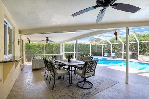 Centrally located pet-friendly home with spa and poolの敷地内または近くにあるプール