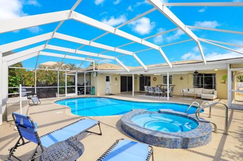 マルコ・アイランドにあるCentrally located pet-friendly home with spa and poolのパティオ(スイミングプール、パーゴラ付)