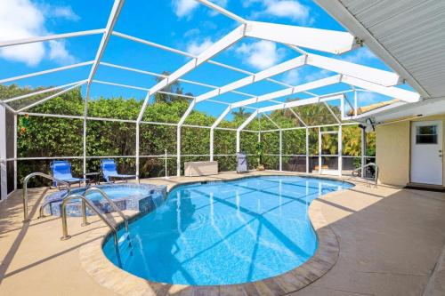 Centrally located pet-friendly home with spa and poolの敷地内または近くにあるプール