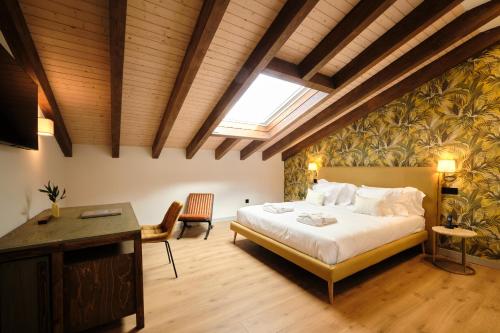 um quarto com uma cama e um tecto de madeira em HOTEL BOUTIQUE VILLA DEL MARQUÉS em Muros de Nalón