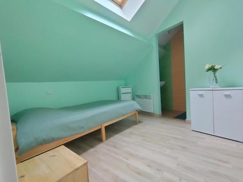 - une petite chambre avec un lit et une armoire dans l'établissement Luxury Loft Lourdes, à Lourdes
