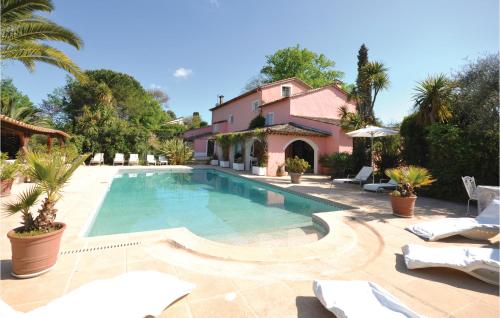 - une piscine en face d'une maison dans l'établissement Gorgeous Home In Plascassier With Wifi, à Plascassier