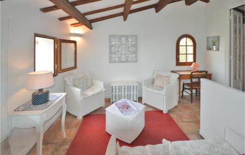 een woonkamer met witte meubels en een tafel bij Nice Home In Plascassier With Wifi, Private Swimming Pool And Outdoor Swimming Pool in Plascassier