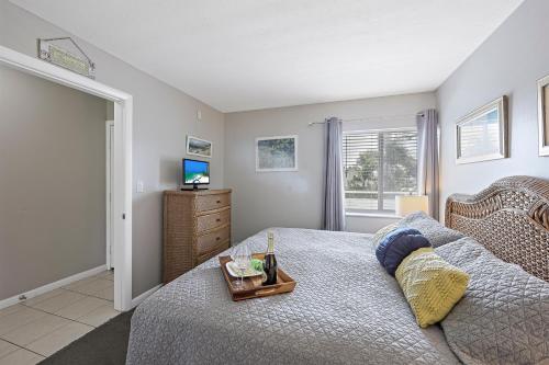 une chambre avec un lit avec un plateau dessus dans l'établissement Idyllic inland condo with pool and beach access, à Marco Island