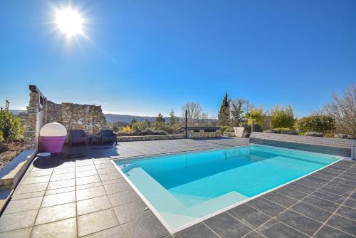 - une piscine sur une terrasse à côté d'une maison dans l'établissement Les Etoiles de Calès, à Calès