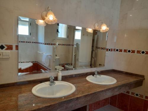 baño con 2 lavabos y espejo grande en Spacious villa in Altea Hills, en Altea