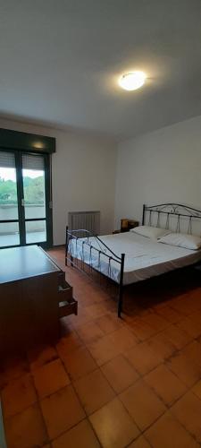 シルヴィ・マリーナにあるResidence Leonardo sul mareのベッド2台、窓が備わる広い客室です。