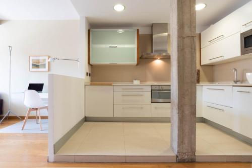 Las Columnas, centro, garaje.にあるキッチンまたは簡易キッチン