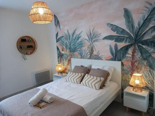 - une chambre avec un grand lit et du papier peint tropical dans l'établissement Appartement 8 personnes En face des Remparts Climatisé avec terrasse et Parking, à Avignon