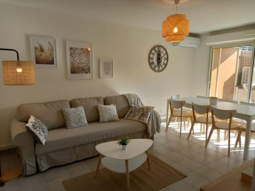 un salon avec un canapé et une table dans l'établissement Appartement 8 personnes En face des Remparts Climatisé avec terrasse et Parking, à Avignon