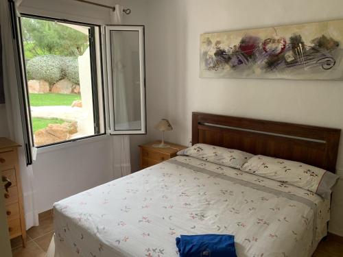 a bedroom with a bed and a large window at Apartamento con preciosa vista al mar y AA in Son Parc