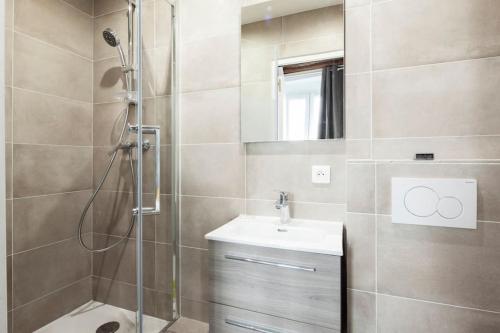 une salle de bain avec douche et lavabo dans l'établissement Amazing Terrasse in center of Paris, à Paris