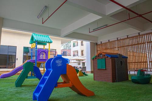 Zona de juegos infantil en Charming cosy one bed condo with heated pool