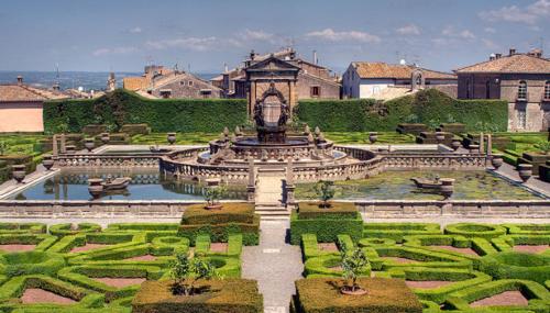 un giardino con una fontana al centro di B&B Buon Cammino Tuscia - Parcheggio - convenzionato con impianti termali a Viterbo