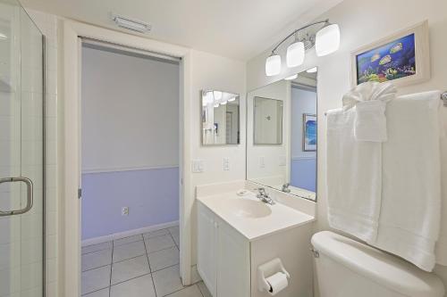マルコ・アイランドにあるBeach Club 216の白いバスルーム(洗面台、トイレ付)
