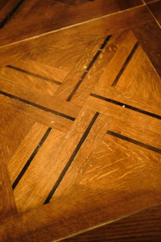 a wooden floor with lines on top of it at HOTEL BOUTIQUE VILLA DEL MARQUÉS in Muros de Nalón