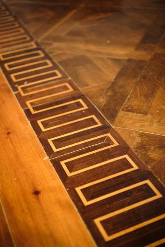 a wooden floor with a metal grate on it at HOTEL BOUTIQUE VILLA DEL MARQUÉS in Muros de Nalón