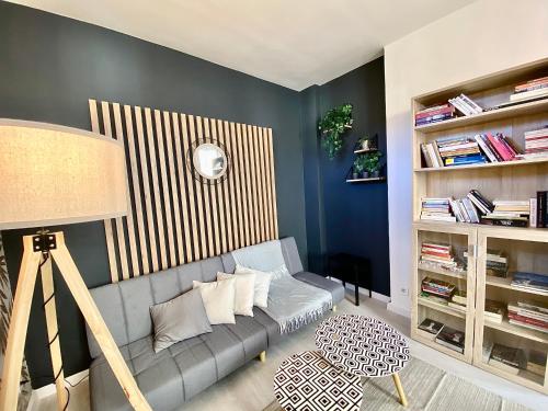 un salon avec un canapé et une table dans l'établissement Lovely & cozy duplex heart of Nice with bathtub!, à Nice