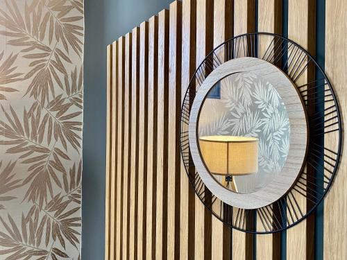 un miroir sur un mur avec une clôture en bois dans l'établissement Lovely & cozy duplex heart of Nice with bathtub!, à Nice