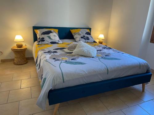 1 dormitorio con 1 cama con marco azul en mas provençale jardin piscine, en Saint-Cyr-sur-Mer