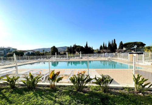 Fotografie z fotogalerie ubytování Appartement 214 supérieur - LES SUITES DE ROBINSON - Résidence avec piscine en bord de Siagne, à Mandelieu-La-Napoule v destinaci Mandelieu-la-Napoule