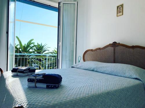 Un dormitorio con una cama con dos bolsas. en Il cuore di Moneglia al mare MONEGLIA APARTMENTS, en Moneglia