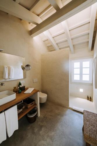 a bathroom with a toilet and a sink and a tub at Agroturismo Rafal Rubí in Alaior