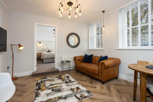 sala de estar con sofá y mesa en The Weights and Measures Office, en Berwick-Upon-Tweed