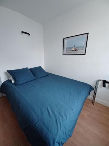 un lit dans une chambre avec un tableau sur le mur dans l'établissement 55 VERNET, à Avignon