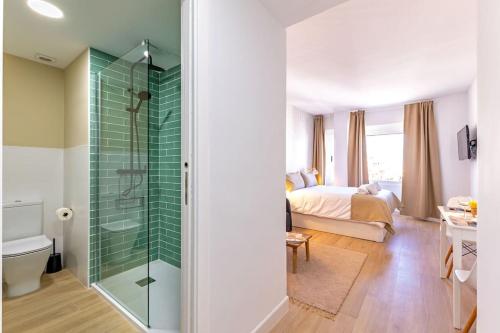 a bathroom with a shower and a bedroom with a bed at NEW Suite reformada con excelente ubicación in Seville