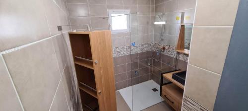 Un pequeño baño con lavabo y ducha. en Chez mamie, en Bassan