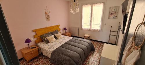 Un dormitorio con una cama y una ventana en Chez mamie, en Bassan