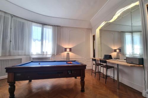 a room with a pool table and a desk at Villa Iena - 4 étoiles - Proche centre ville- WIFI in Perpignan