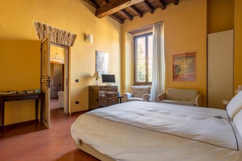 1 dormitorio con 1 cama grande en una habitación en CASA DUCHESSE al Castello, en Ferrara