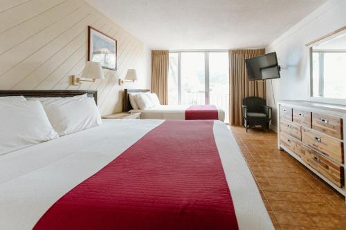 pokój hotelowy z dużym łóżkiem i telewizorem w obiekcie Hotel on the Cay w Christiansted