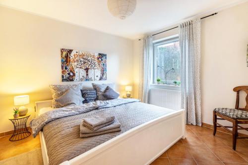 Un dormitorio con una cama grande y una ventana en Ferienwohnung an der Schlei, en Fleckeby