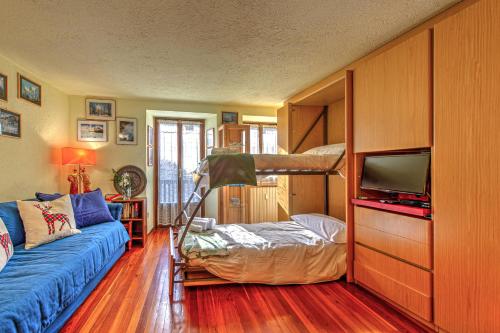 Zimmer mit Etagenbett und Sofa in der Unterkunft Appartamento Claire in Courmayeur