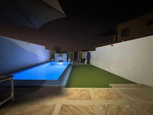 een zwembad in een gebouw 's nachts bij Mont Oreb Villas (Pearl) in Flic-en-Flac