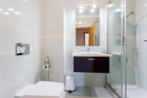 y baño con ducha, lavabo y aseo. en Sea Breeze Lagos Apartment, en Lagos