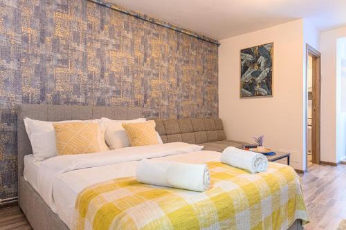 un dormitorio con una cama y un sofá en Luxury Studios - Soarelui 10, en Brasov