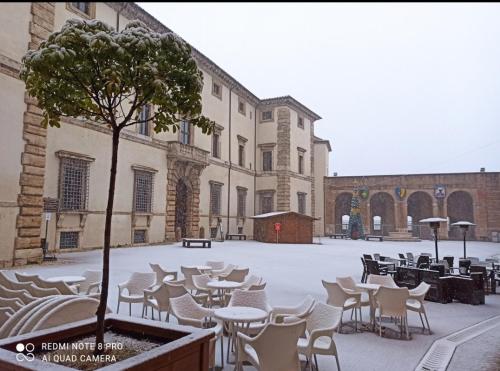 a courtyard with tables and chairs in front of a building at Casa Ernesto-AMICA DEI CICLISTI in Acquasparta