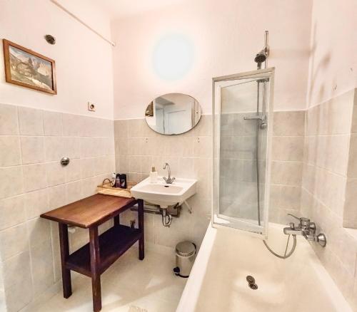 bagno con lavandino, doccia e vasca di Alpine Home - Rooms a Kranjska Gora