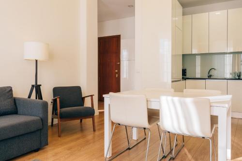 une cuisine et une salle à manger avec une table et des chaises dans l'établissement ORM Catedral & São Bento & Luiz Apartments, à Porto