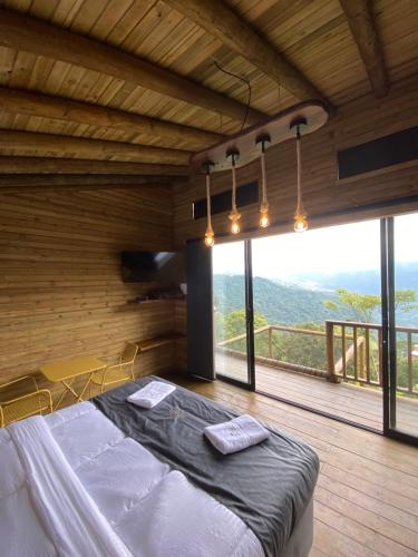um quarto com uma cama num quarto com janelas em HOTEL RESERVA DONATO em Nocaima
